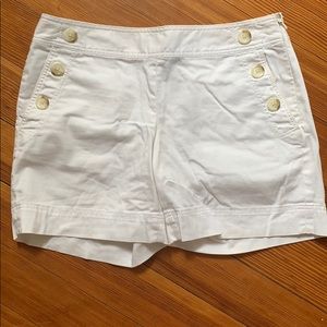 Short with side buttons and pockets